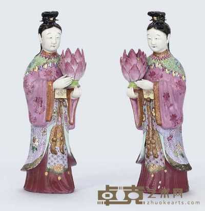 18TH/19TH CENTURY A PAIR OF FAMILLE ROSE ‘LADY’ CANDLE-HOLDERS 
